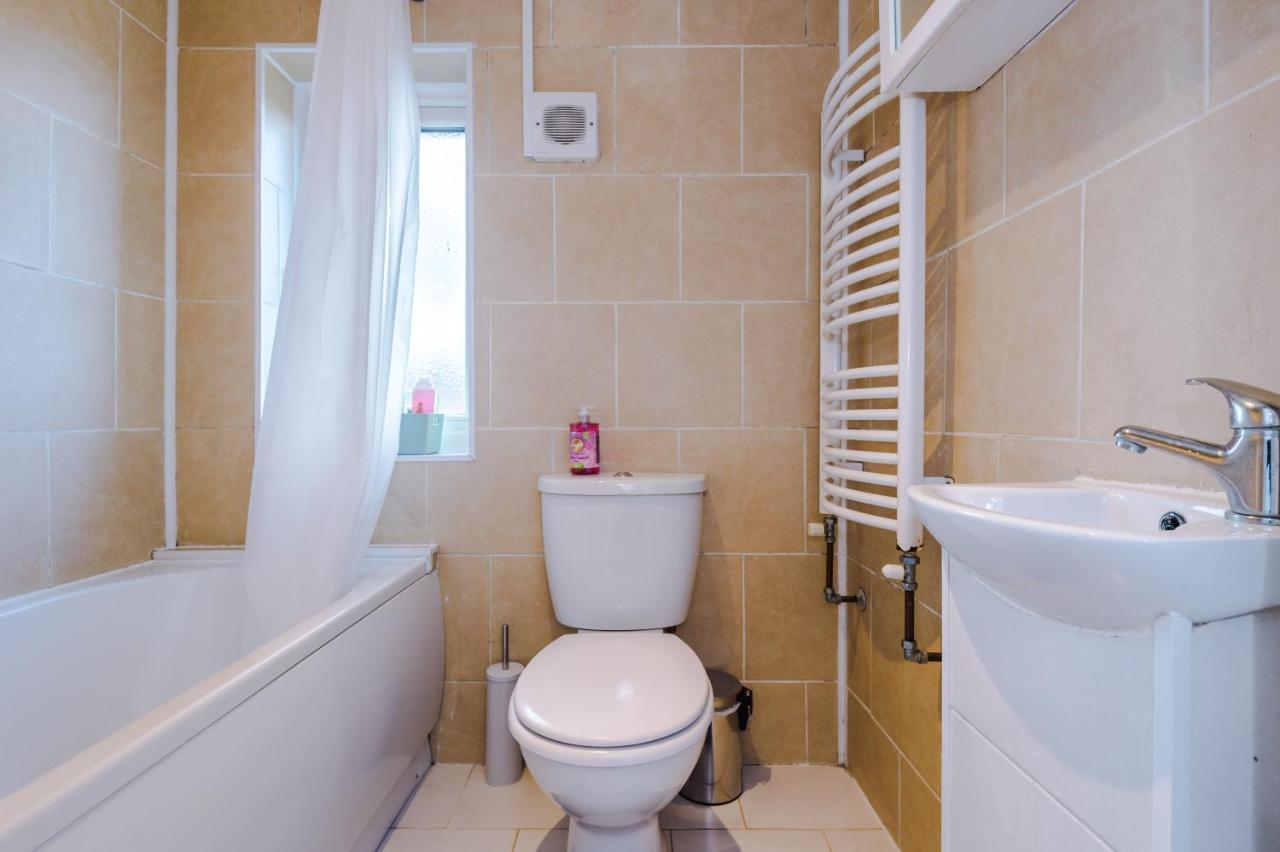 Nice Three Bedroom House In Manchester Extérieur photo