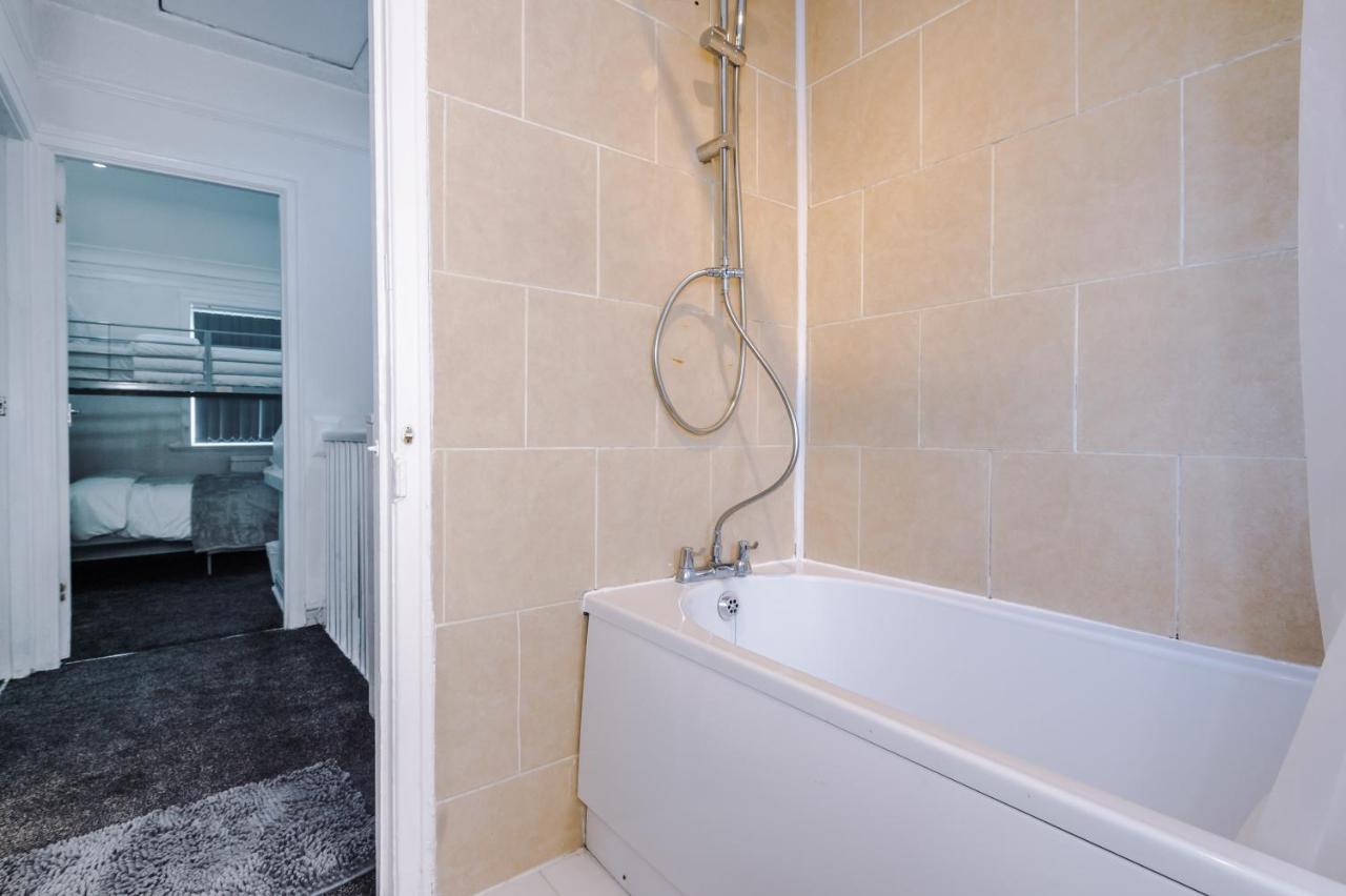 Nice Three Bedroom House In Manchester Extérieur photo